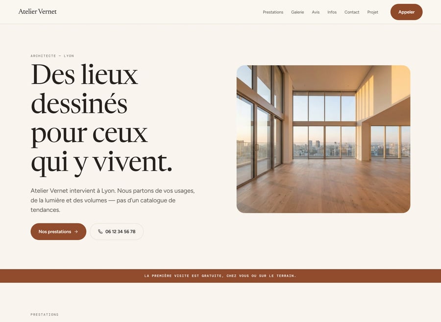 Modèle Palette : page d'accueil d'architecte d'intérieur, crème et terre cuite, titre en romain sur deux colonnes avec photo d'appartement à grandes baies.