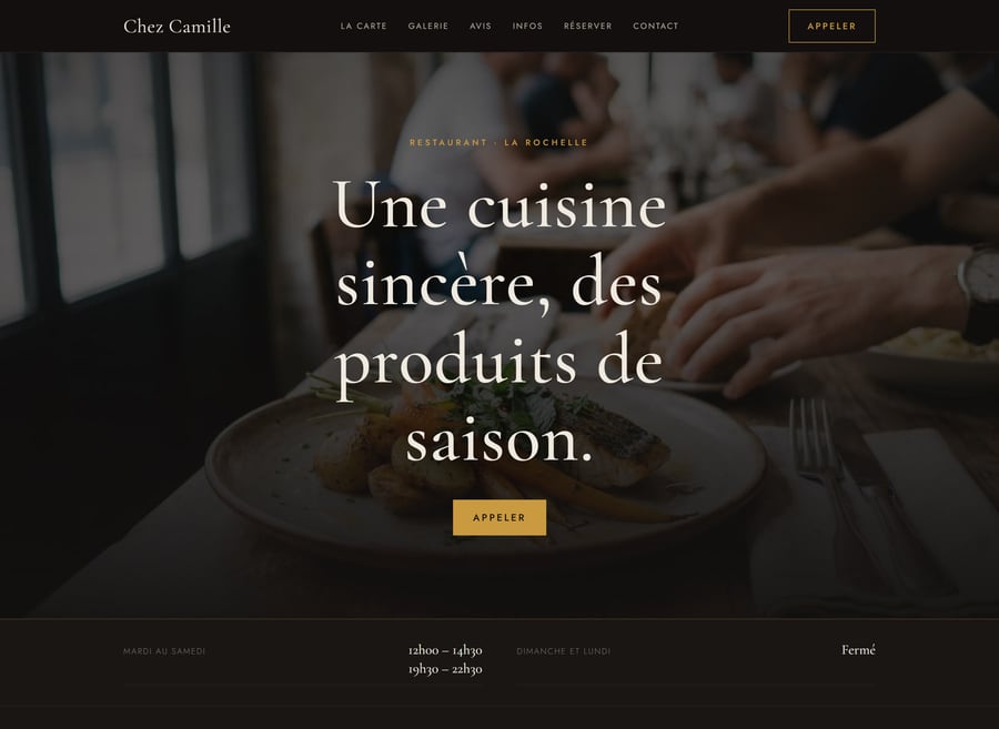 Modèle Izakaya : page d'accueil de restaurant sur fond sombre, titre en romain clair « Une cuisine sincère, des produits de saison », bandeau d'horaires en bas.