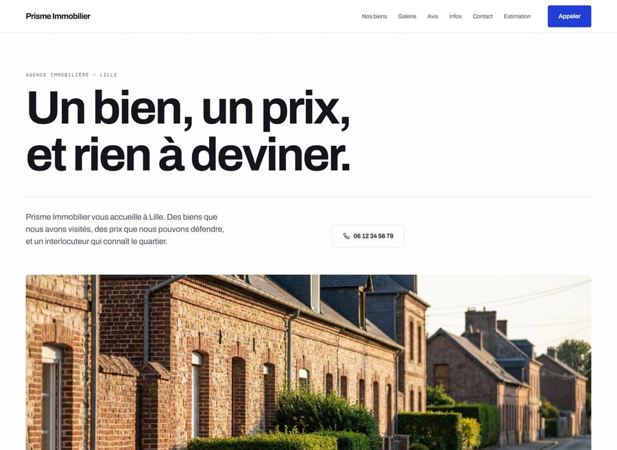 Modèle Plein Jour : page d'accueil d'agence immobilière, blanc et bleu franc, titre très serré « Un bien, un prix, et rien à deviner », photo de maisons en brique.
