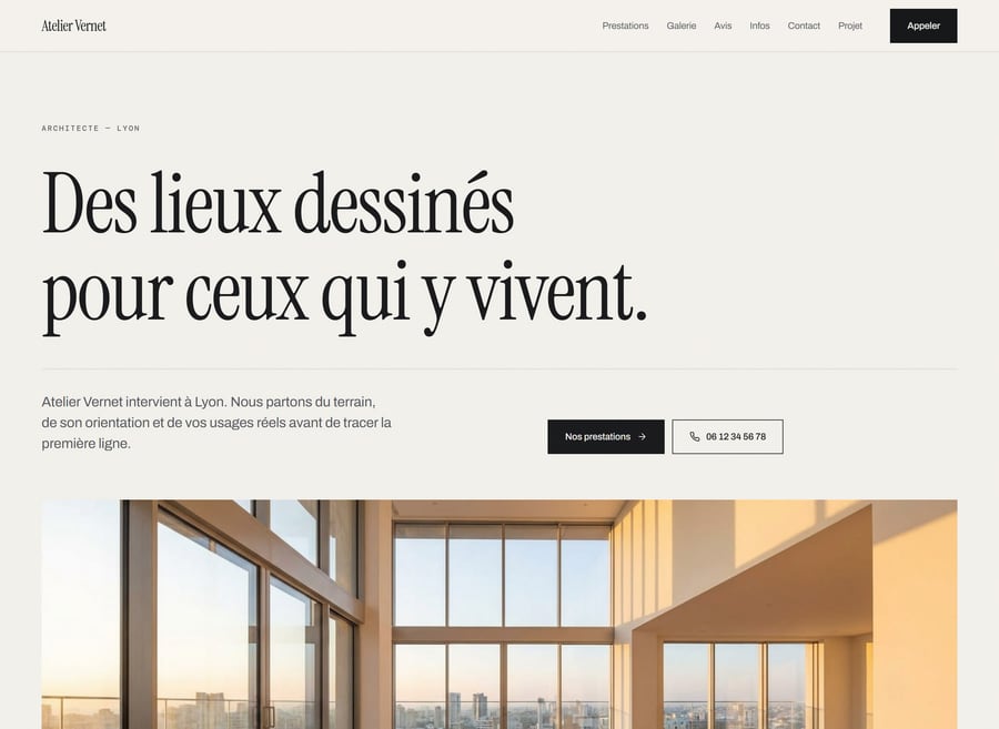 Modèle Épure : page d'accueil d'architecte sur fond crème, très grand titre en romain « Des lieux dessinés pour ceux qui y vivent », photo d'intérieur lumineux.