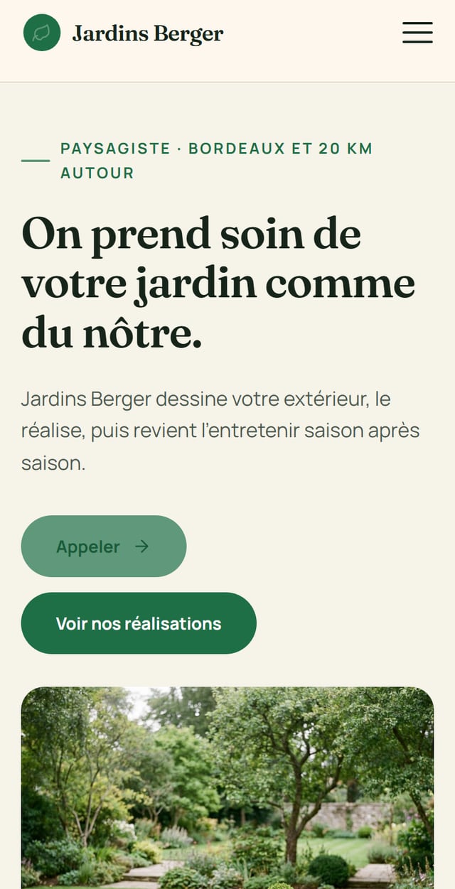 Le site de démonstration Jardins Berger, paysagiste à Bordeaux, affiché sur un téléphone : titre « On prend soin de votre jardin comme du nôtre », photo de jardin, boutons Appeler et Voir nos réalisations.